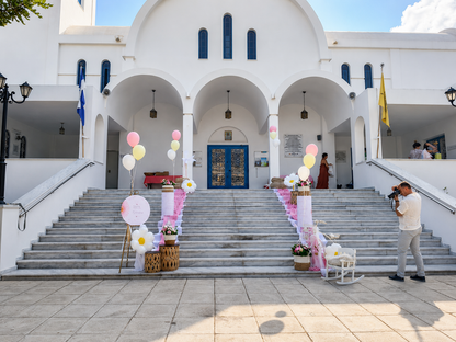 Στολισμός βάπτισης για κορίτσι με μπαλόνια και ροζ λευκό λουλούδια θέμα την Μαργαρίτα στην Αργυρούπολη 