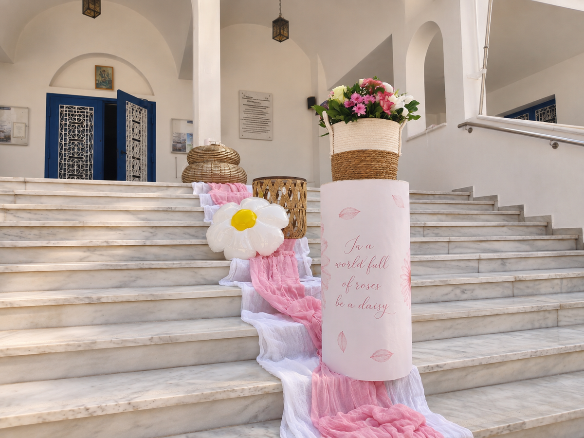 Στολισμός βάπτισης για κορίτσι με μπαλόνια και ροζ λευκό λουλούδια θέμα την Μαργαρίτα στην Αργυρούπολη 